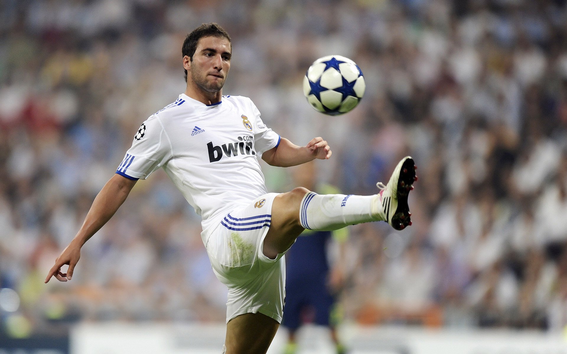 室内走扁带耐力赛 平衡大师在5厘米宽带上坚持站立近两小时